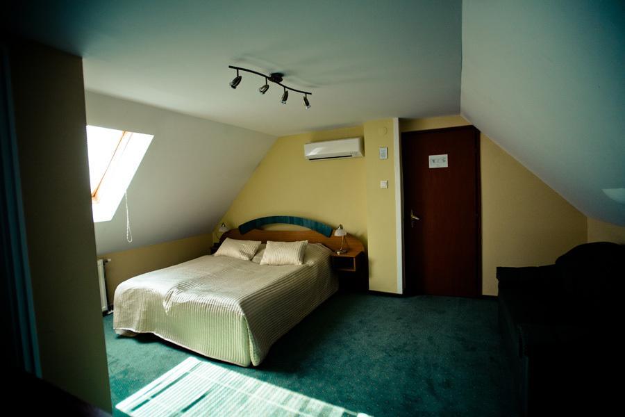 Hotel Udvarhaz Kecskemét Habitación foto